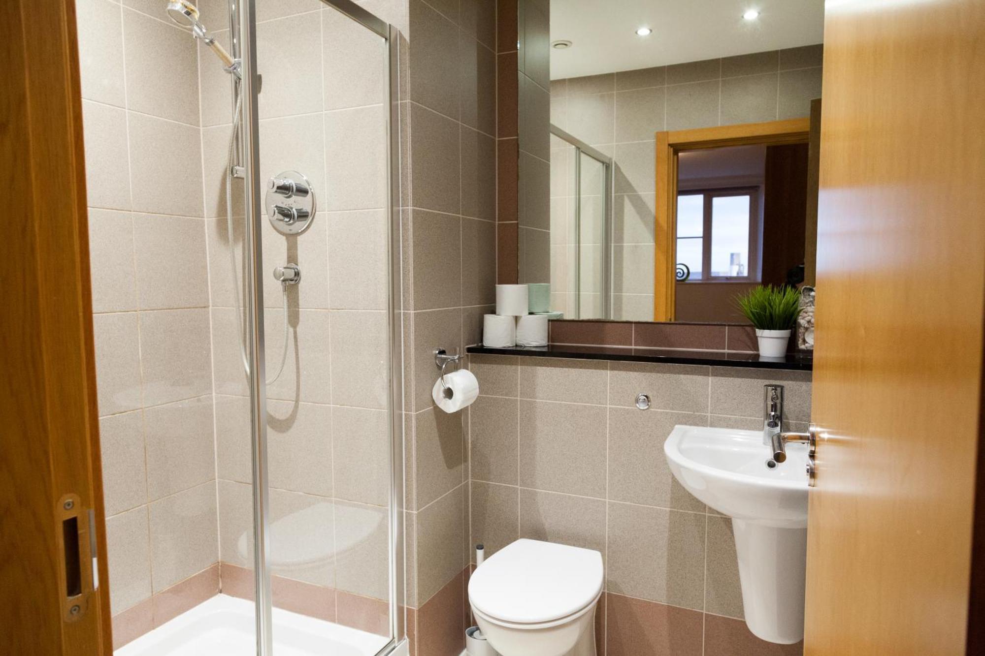 Weekly & Monthly Stays In Penthouse For Contractors Or Leisure Single Or Superking Beds Available Беркенгед Екстер'єр фото