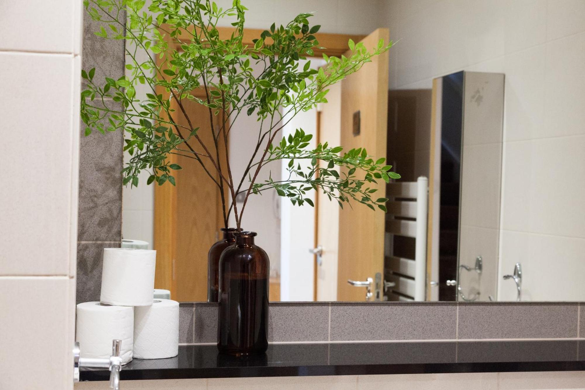Weekly & Monthly Stays In Penthouse For Contractors Or Leisure Single Or Superking Beds Available Беркенгед Екстер'єр фото