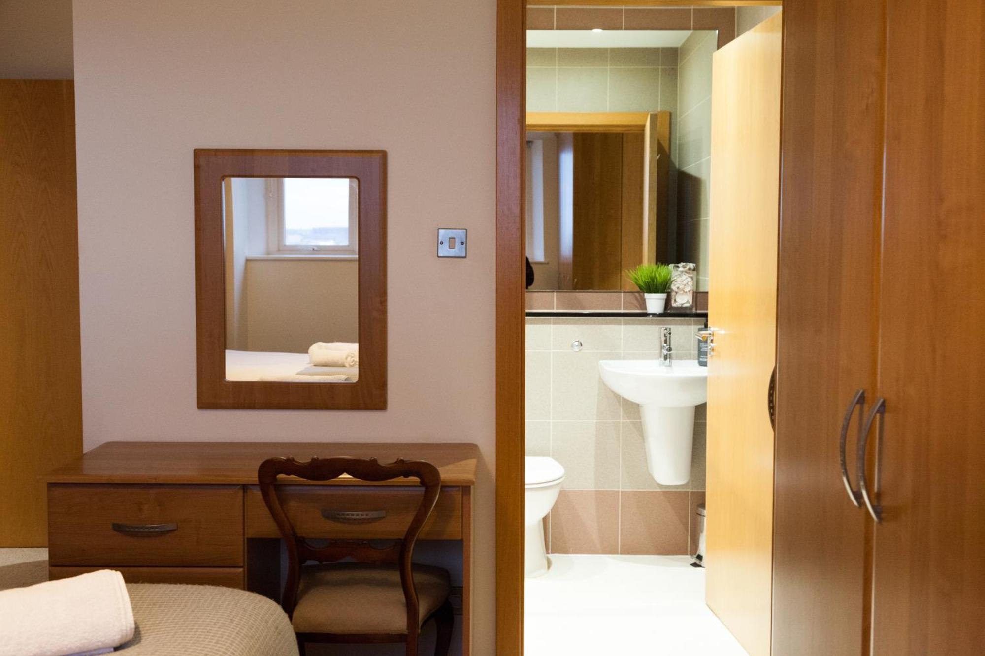 Weekly & Monthly Stays In Penthouse For Contractors Or Leisure Single Or Superking Beds Available Беркенгед Екстер'єр фото