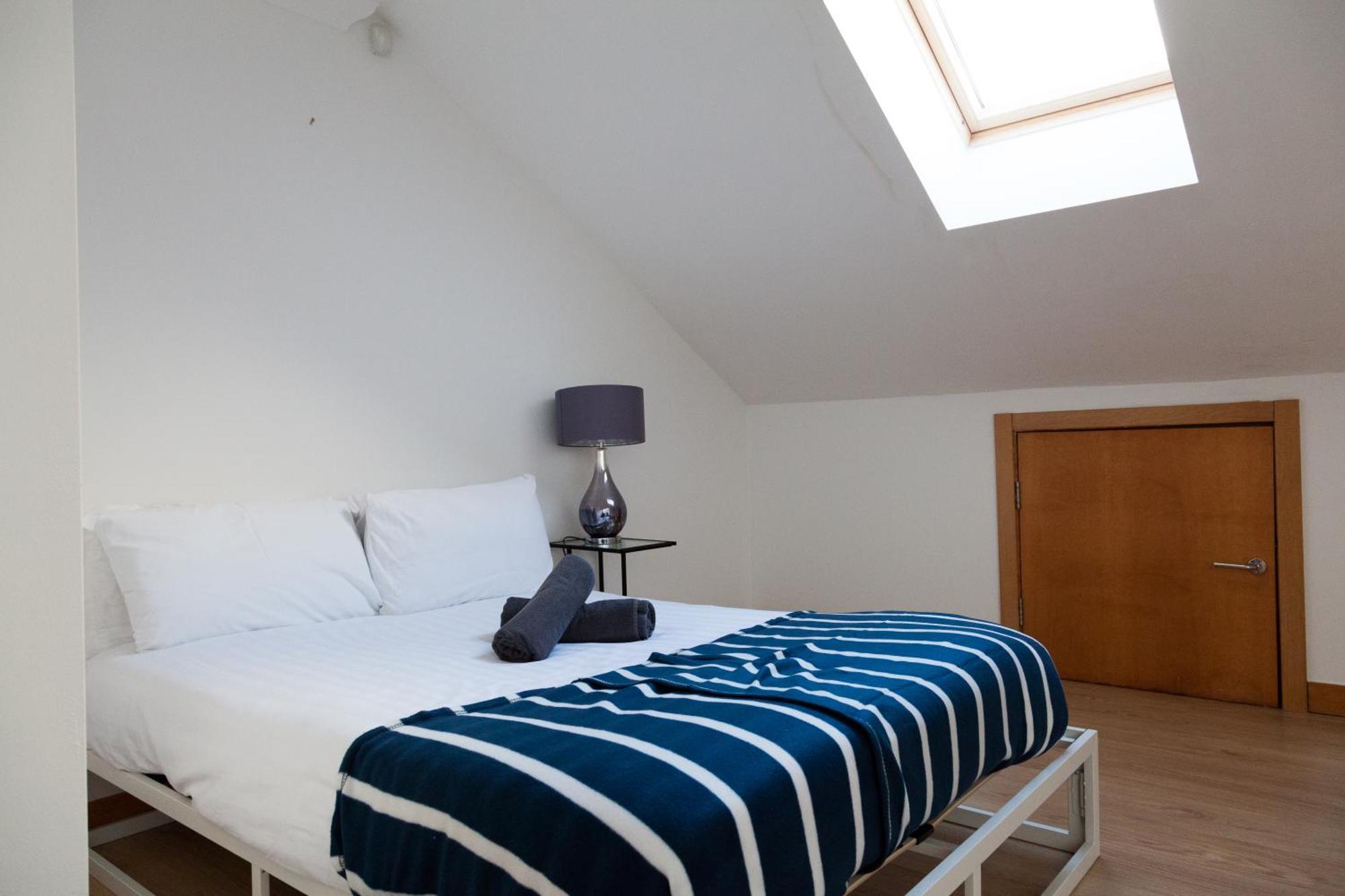 Weekly & Monthly Stays In Penthouse For Contractors Or Leisure Single Or Superking Beds Available Беркенгед Екстер'єр фото