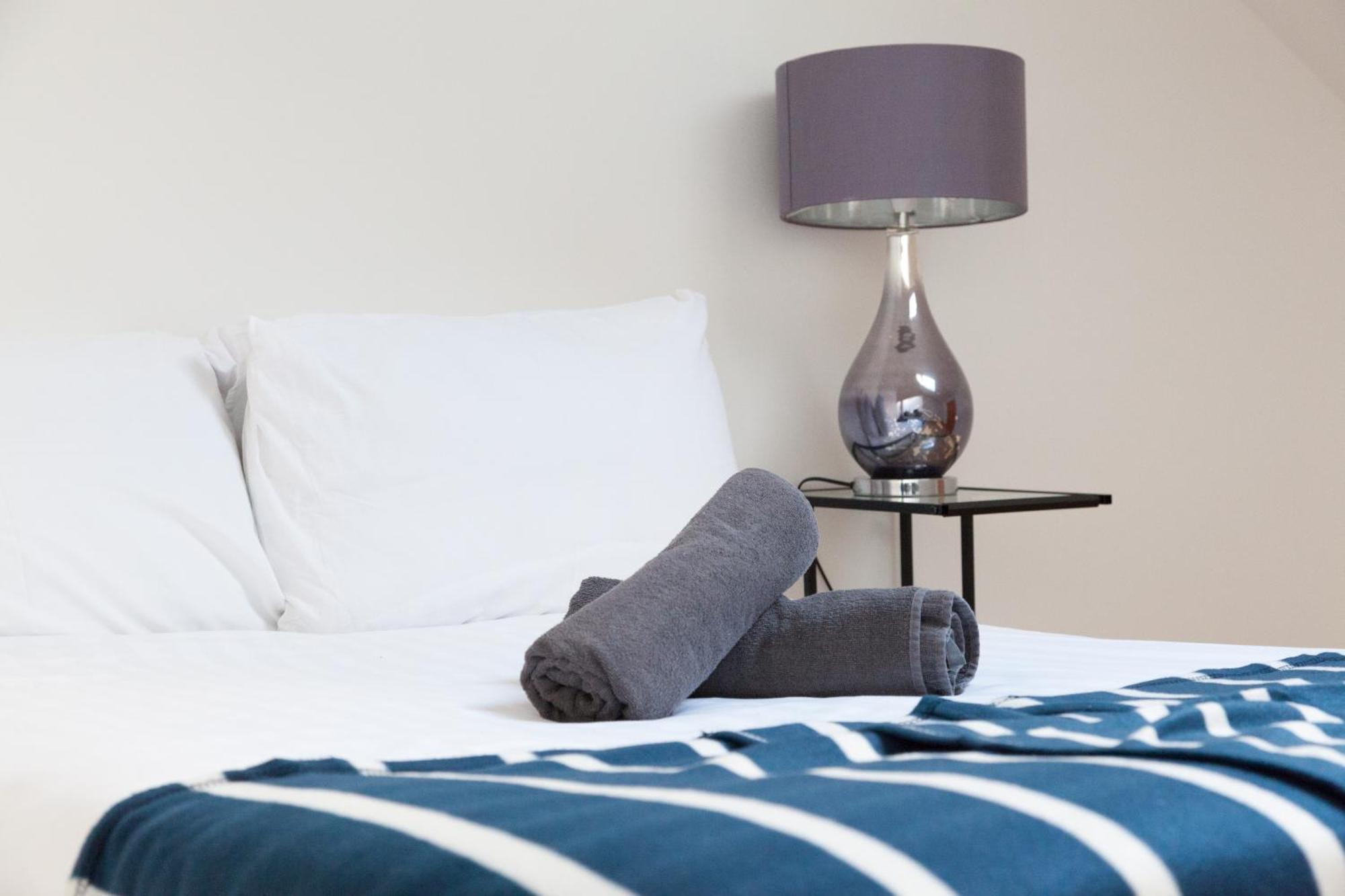 Weekly & Monthly Stays In Penthouse For Contractors Or Leisure Single Or Superking Beds Available Беркенгед Екстер'єр фото